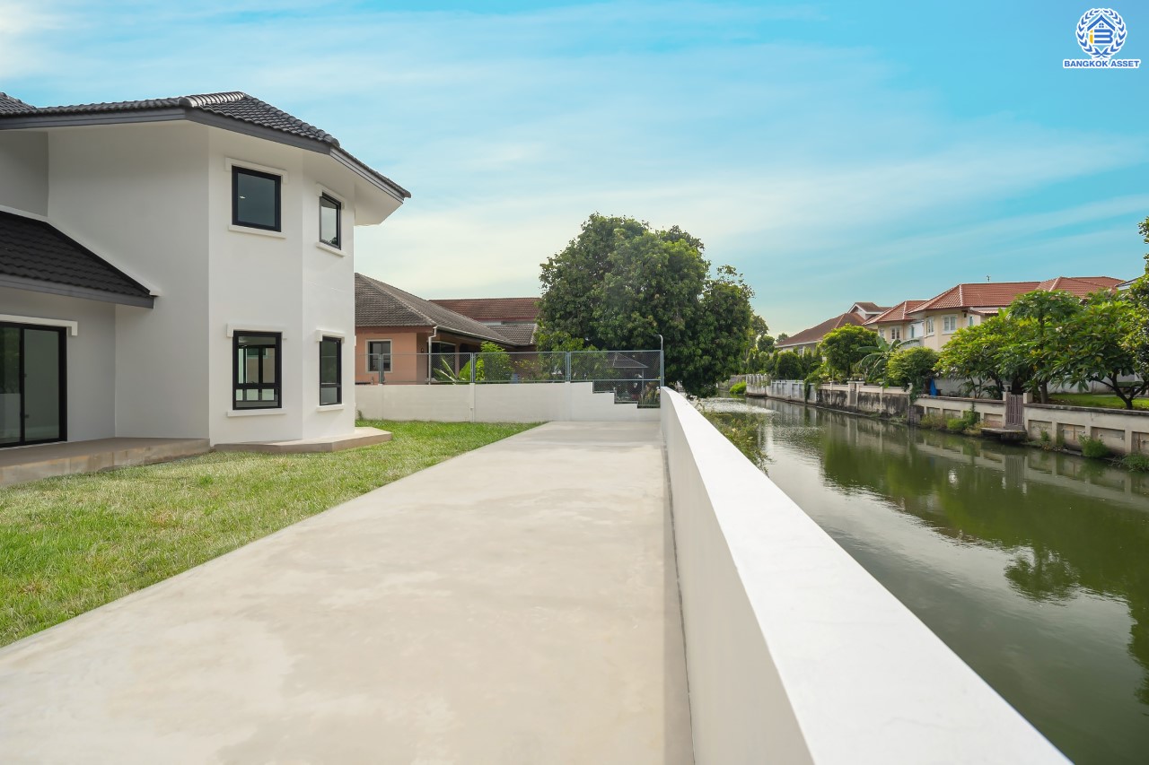 บ้านมือสองตกแต่งใหม่ ม.เมืองเอกประจิม พหลโยธิน87 ตกแต่งครบทุกฟังก์ชัน เนื้อที่ 200 ตร.ว. 3 ห้องนอน 5 ห้องน้ำ 1 ห้องรับรอง จอดรถได้ 3 คัน เชื่อมต่อทุกการเดินทาง ใกล้รถไฟฟ้าสายสีแดง "สถานีหลักหก"และทางด่วน "ศรีสมาน"